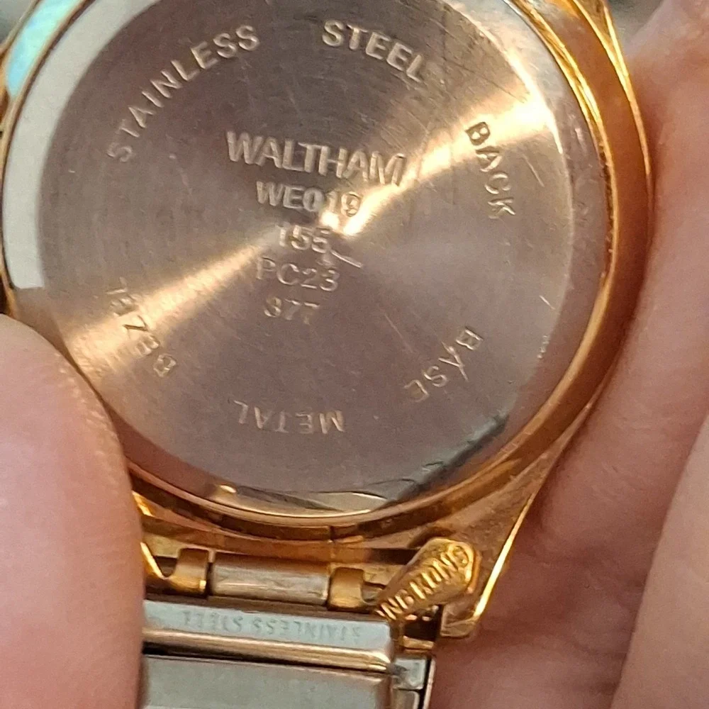 Waltham WEO19 Ladies Goldtone Watch. Quartz Movement, Day/Date, Stretch Band.
